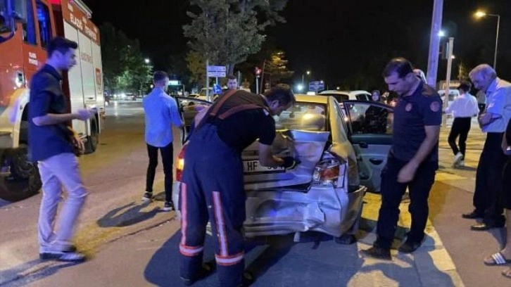 Elazığ'da minibüsün otomobile çarpması sonucu 3 kişi yaralandı