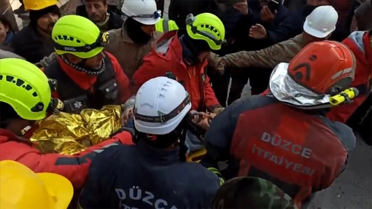 Elbistan'da bir genç depremden 102 saat sonra enkazdan kurtarıldı