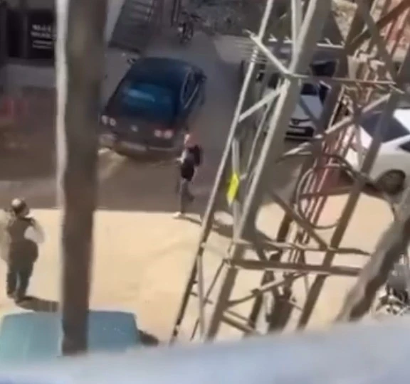 Elindeki tüfekle, &quot;Kim hırsız&quot; diye bağırıp havaya ateş açtı