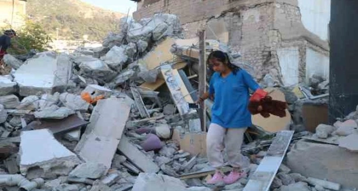 Enkaz üzerinde umutlu arayış