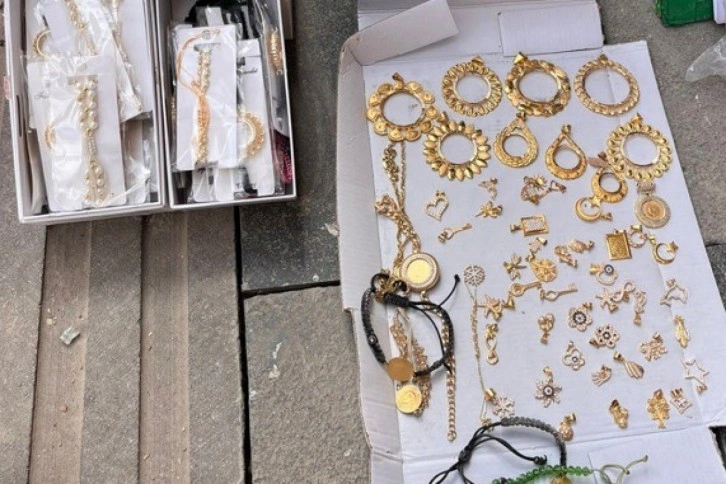 Enkazlardan çıkan değerli eşyalar sahiplerine teslim ediliyor