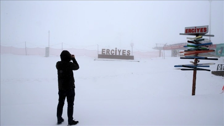 Erciyes Kayak Merkezi ile Sivas'ın yüksek kesimlerine kar yağdı