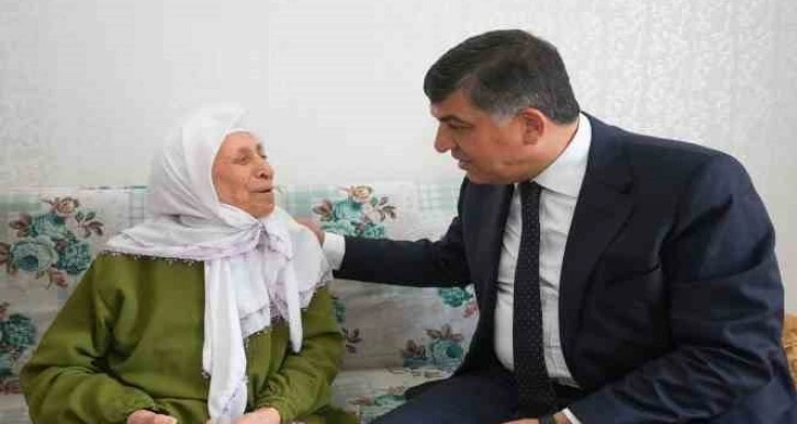 Erdoğan portresi yaşlı çifti mutlu etti.