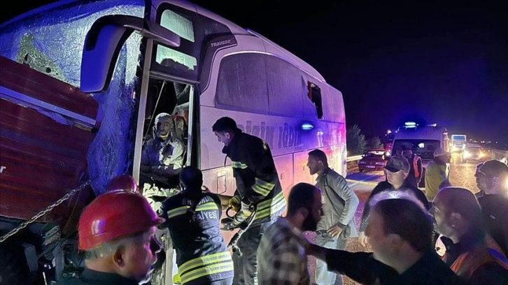 Erzurum'da yolcu otobüsü traktöre çarptı, 2 kişi öldü 18 kişi yaralandı