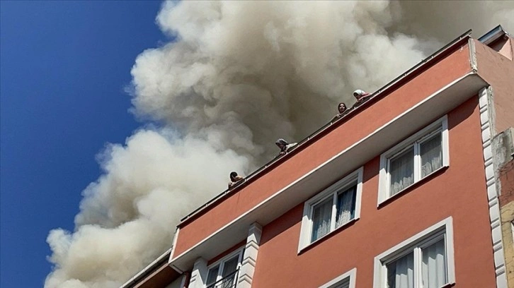 Esenyurt'ta 2 binanın &ccedil;atı katında &ccedil;ıkan yangın hasara yol a&ccedil;tı