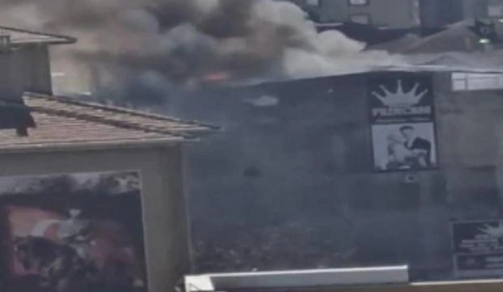 Esenyurt'ta 4 katlı iş merkezinin çatısında yangın