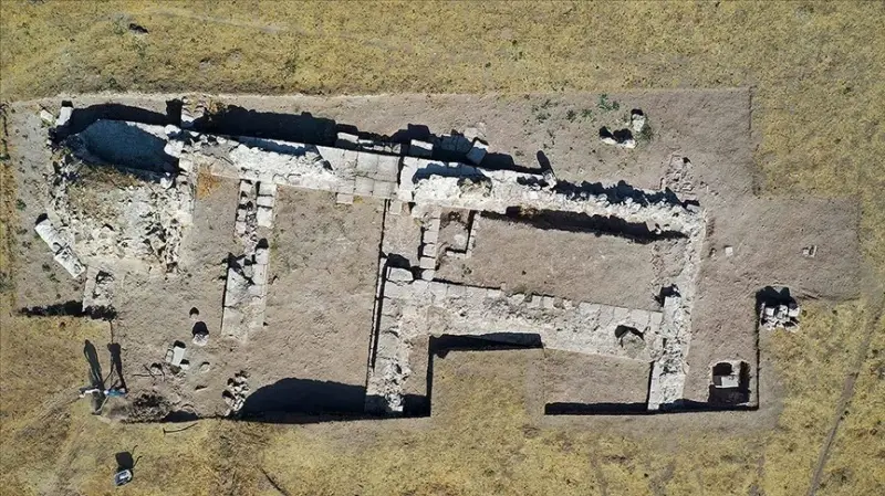 'Eski Ahlat Şehri' kazılarında 5 bin yıllık höyük tespit edildi
