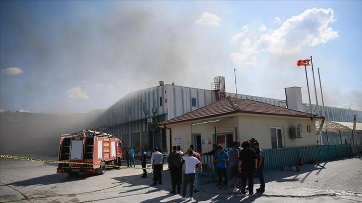 Eskişehir'deki palet fabrikasında başlayıp depoya sıçrayan yangına müdahale ediliyor