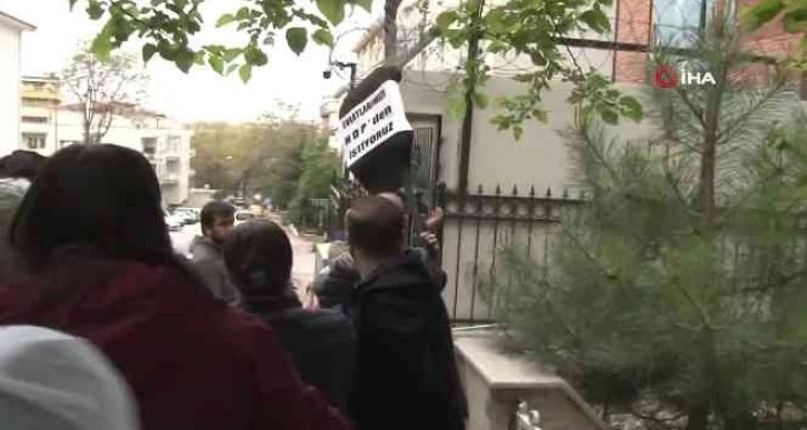 Evlat nöbeti tutan babalar HDP Genel Merkezi’ne siyah çelenk bıraktı