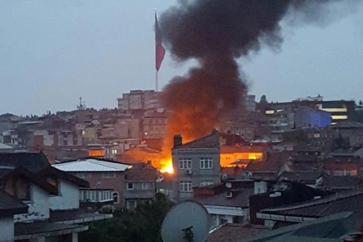 Eyüpsultan’da 2 katlı binanın çatısı alev alev yandı