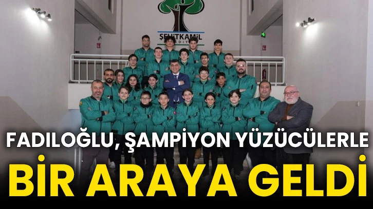 Fadıloğlu, şampiyon yüzücülerle bir araya geldi