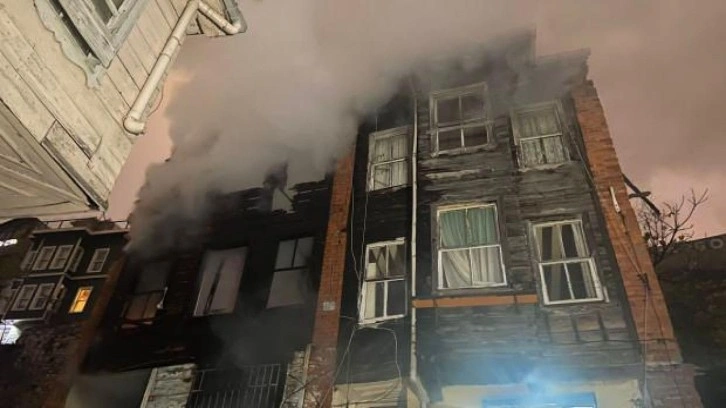 Fatih’te 3 katlı ahşap metruk bina alev alev yandı!