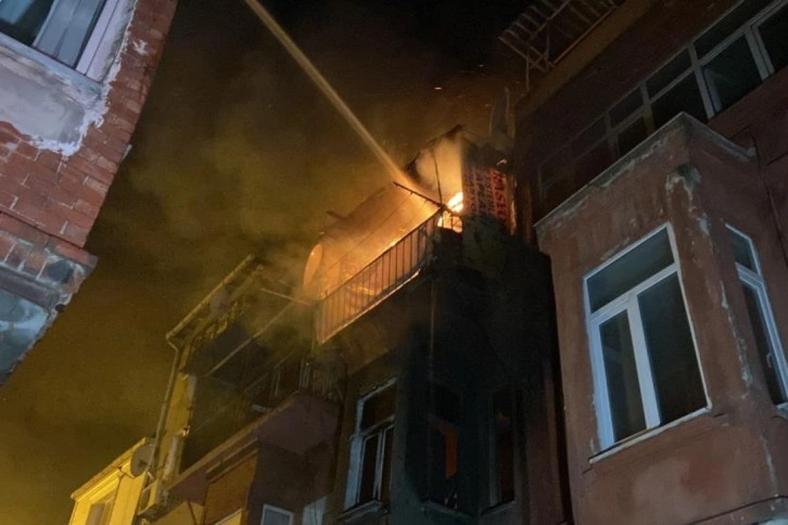 Fatih’te 3 katlı bina alev alev yandı, 1 vatandaş camdan atlayarak kurtuldu