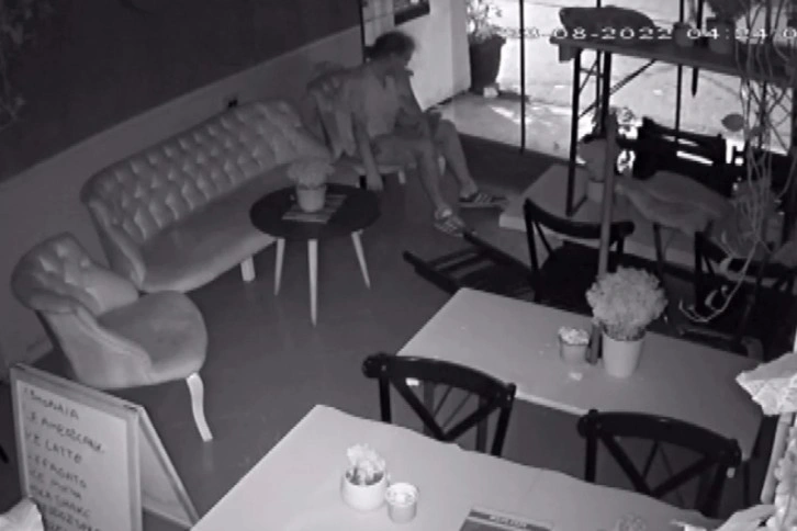 Fatih’te gece vakti kafeye giren şüphelinin sergilediği ilginç hareketleri kamerada