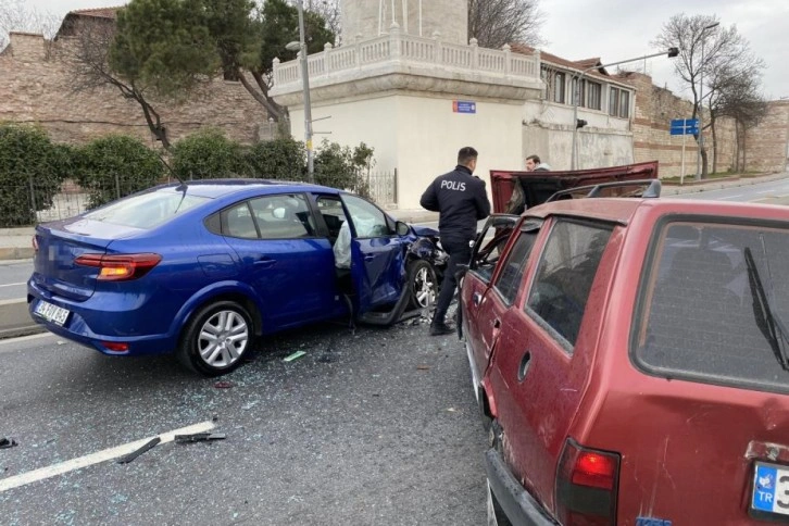 Fatih'te kaza yapan sürücü, aracını olay yerinde bırakıp kaçtı