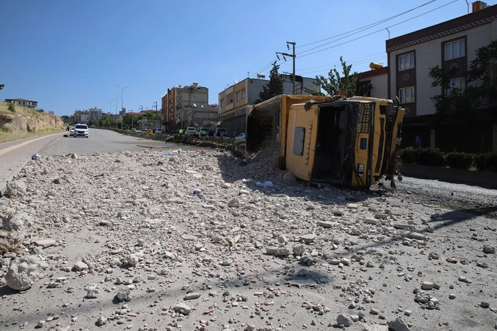 Freni patlayan moloz yüklü kamyon, önce durağı, ardından elektrik direklerini ve ağaçları yıktı