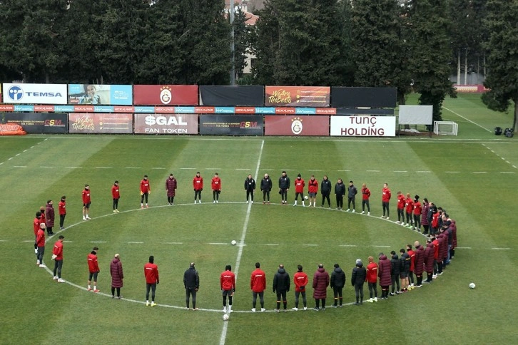 Galatasaray'dan depremde hayatını kaybedenler için saygı duruşu