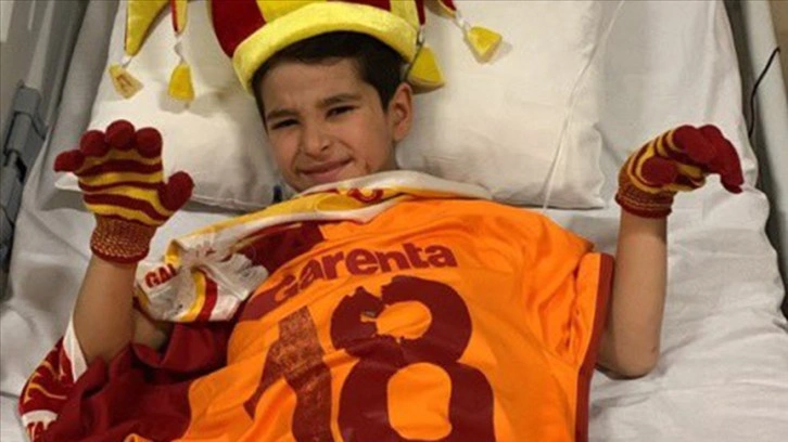 Galatasaraylı futbolcu Gomis'ten depremzede minik Ege'ye: 