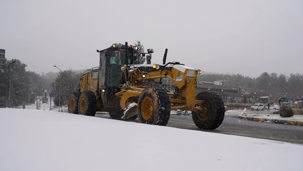 Gaziantep B&uuml;y&uuml;kşehir, kar yağışına y&ouml;nelik t&uuml;m aşamalarda sahada