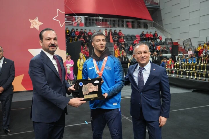 Gaziantep'in 'Gen&ccedil; Yıldızları' &ouml;d&uuml;lle ta&ccedil;landı