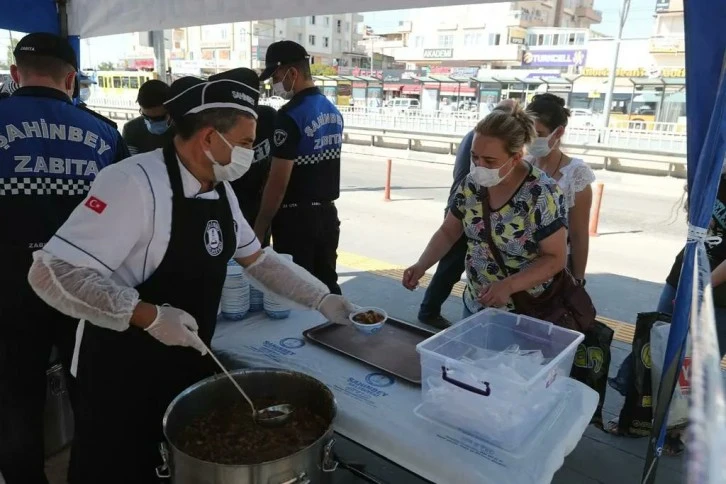 Şahinbey belediyesi aşure dağıtımına devam ediyor