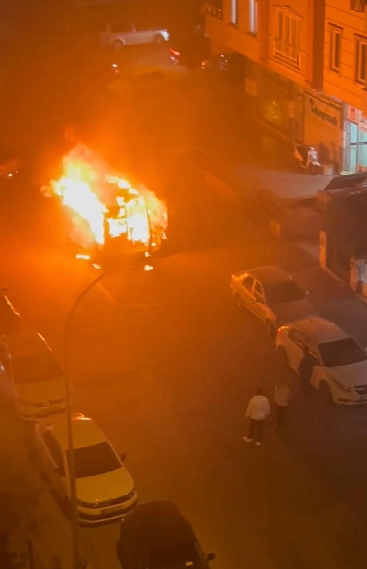 Gaziantep’te bir araç hareket halinde alev alev yandı