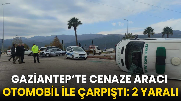 Gaziantep'te Cenaze Aracı Otomobil ile Çarpıştı: 2 yaralı