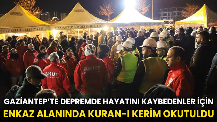 Gaziantep’te depremde hayatını kaybedenler için enkaz alanında Kuran-ı Kerim okutuldu