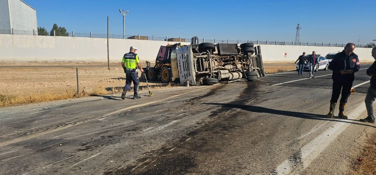 Gaziantep'te devrilen yakıt tankerinin sürücüsü yaralandı: İtfaiye önlem aldı
