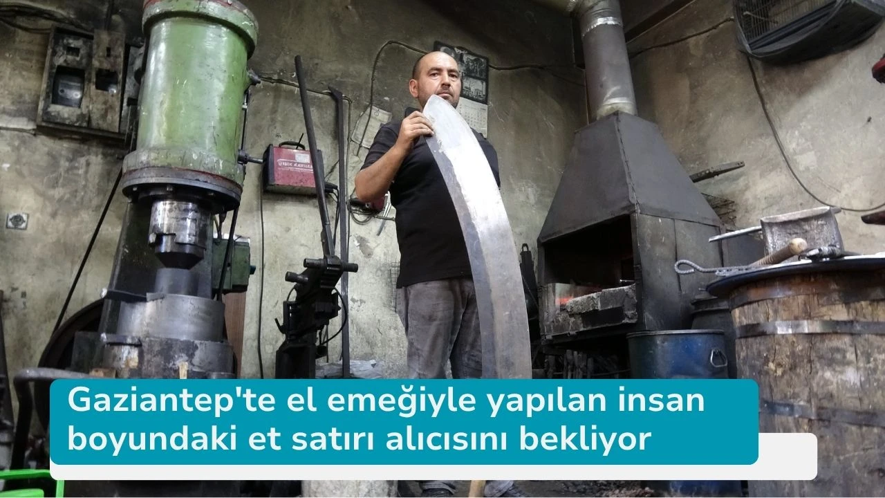 Gaziantep'te el emeğiyle yapılan insan boyundaki et satırı alıcısını bekliyor