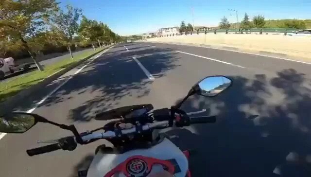 Gaziantep'te trafik kurallarını ihlal eden motosikletliyi polisler çarparak durdurdu