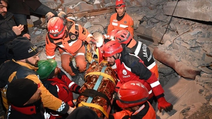 Gaziantep'te enkaz altında kalan kadın depremden 65 saat sonra kurtarıldı