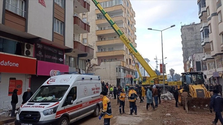 Gaziantep'te yıkılan binanın enkazından 28 saat sonra 4 kişi kurtarıldı