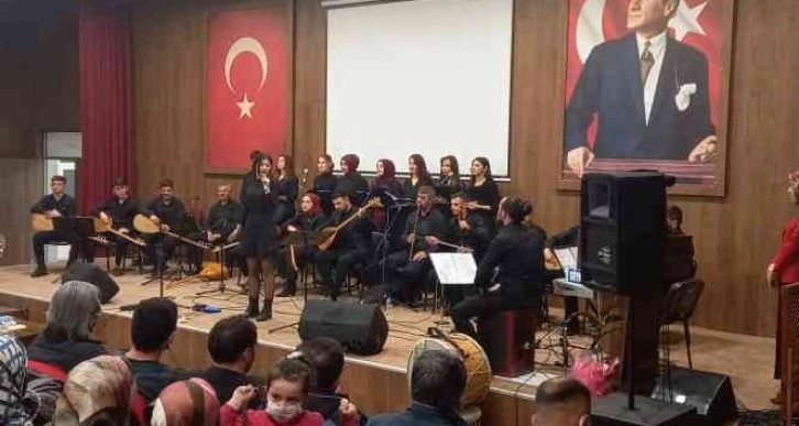 Gediz'de kursiyerlerden Türk Halk Müziği konseri