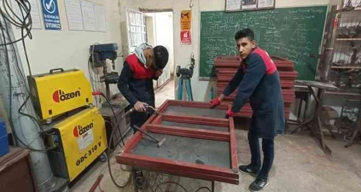 Geleceğin zanaatkarları okulların pota ve tenis masasını üretiyor