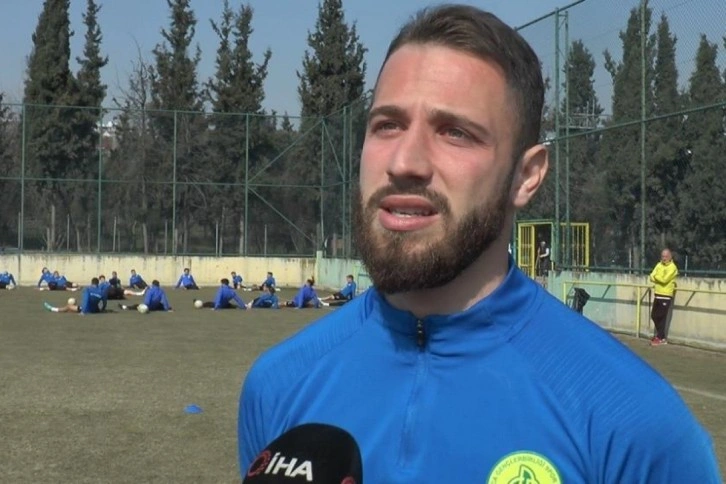 Genç futbolcu, Taner Savut'u anlatırken gözyaşlarına hakim olamadı