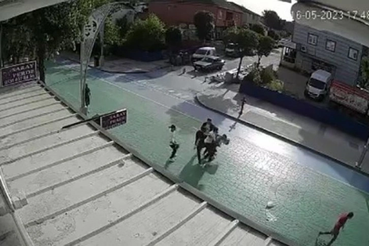 Gençlerin sokak ortasında kavgası kamerada: 2 kişi böyle darp edildi