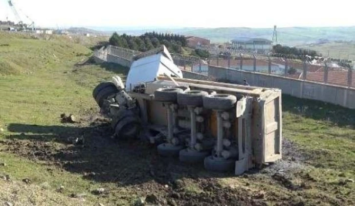 Genel Arnavutköy'de mıcır yüklü hafriyat kamyonu tarlaya devrildi