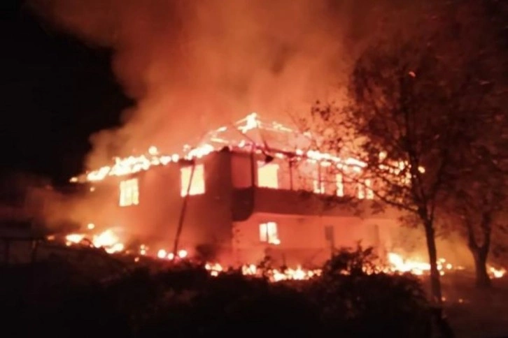 Gizlice girdiği evde yanarak hayatını kaybetti