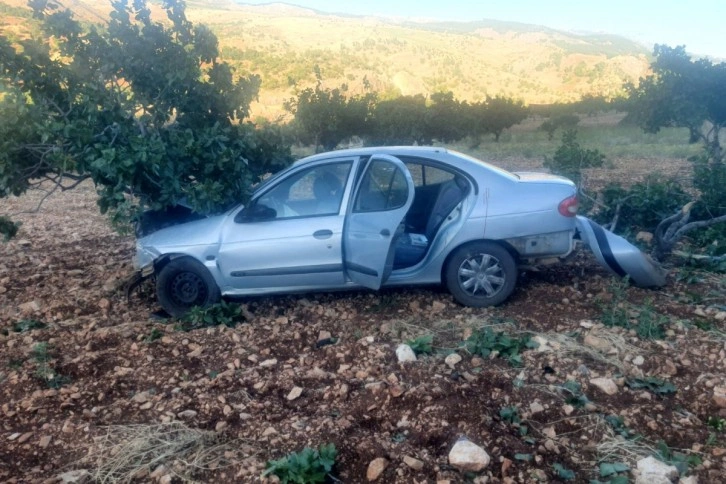 G&ouml;lbaşı&rsquo;nda otomobil yoldan &ccedil;ıkarak devrildi: 5 yaralı