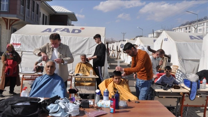 Gönüllü berber ve kuaförler, Afşin'de depremzedelere ücretsiz hizmet veriyor