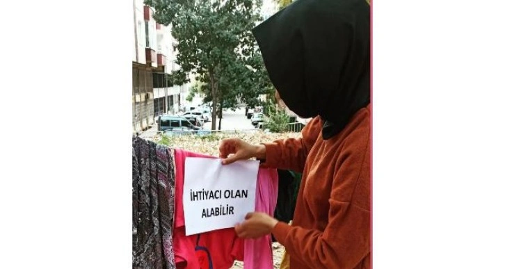 G&ouml;n&uuml;ll&uuml;lerden askıda kıyafet kampanyası