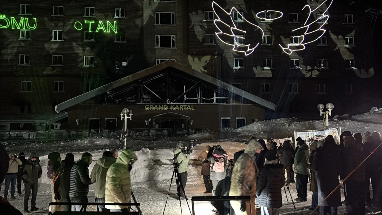 Grand Kartal Faciasının Yıl D&ouml;n&uuml;m&uuml;nde H&uuml;z&uuml;nl&uuml; Anma