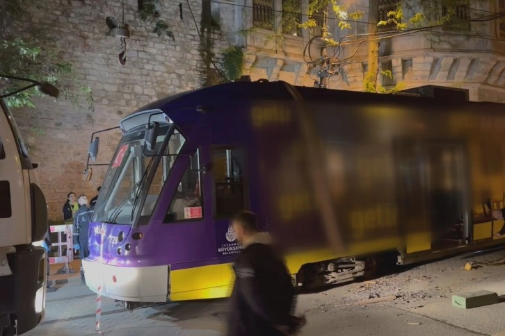 Gülhane’de tramvay raydan çıktı