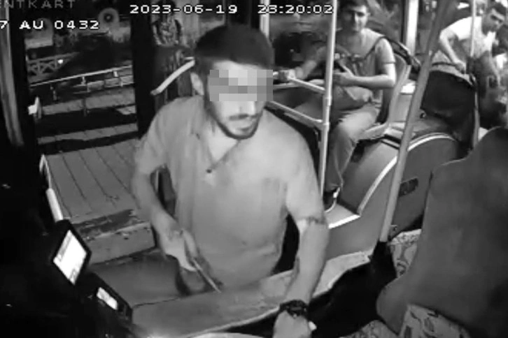 Halk otobüsünde dehşet dakikaları: Ekmek bıçağıyla şoföre saldırdı