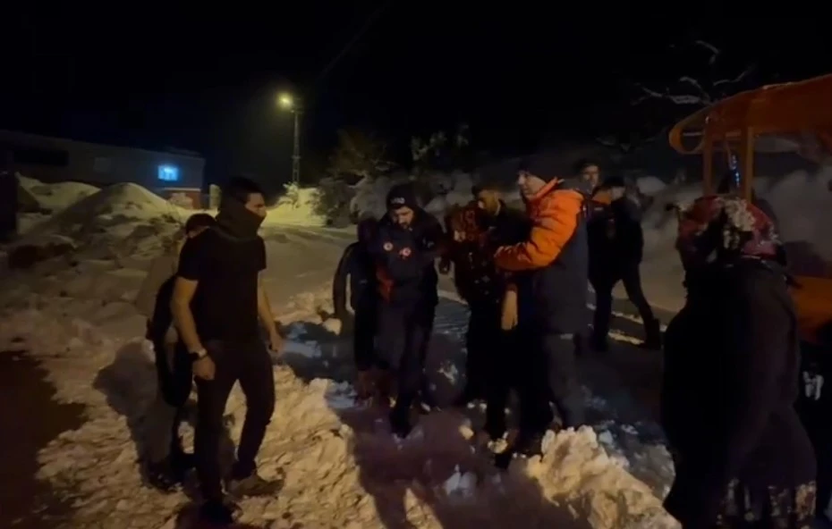 Hasta kadının imdadına paletli ara&ccedil;la AFAD yetişti