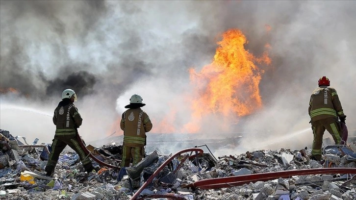 Hatay'da depremde yıkılan fabrikanın enkazında çıkan yangın söndürüldü