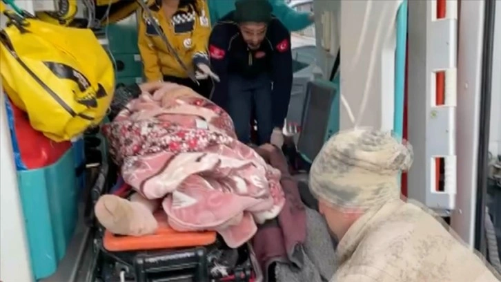 Hatay'da depremden 30 saat sonra bina enkazlarından 2 kadın sağ çıkarıldı