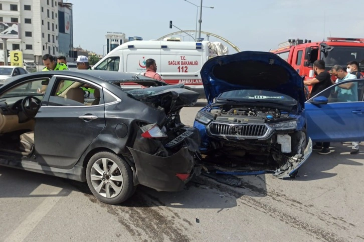 Hatay'da freni patlayan kamyon zincirleme kazaya neden oldu: 13 yaralı