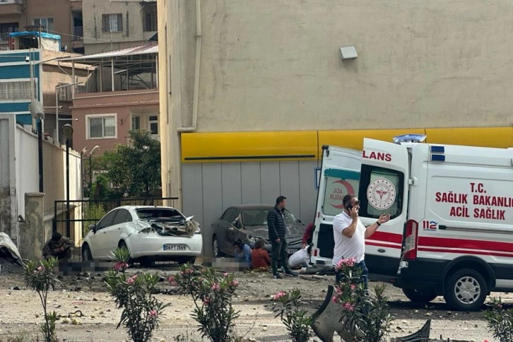 Hatay'da kamyon araçların arasında daldı, ölü ve yaralılar var